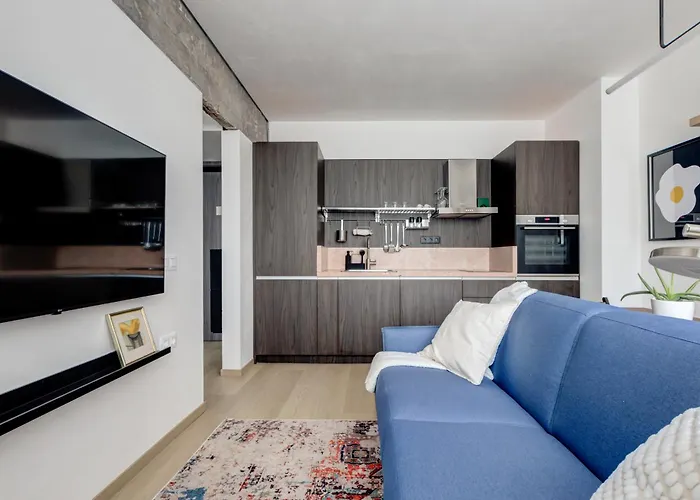 Splendid 1bdmapartment Near Shopping Mall & Metro