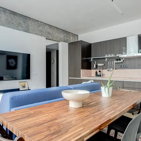 Splendid 1bdmapartment Near Shopping Mall & Metro דירה סופיה